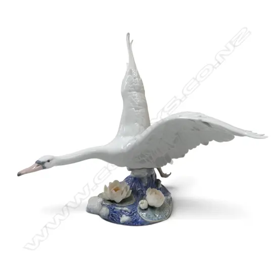 LLADRO 'MAJESTIC SWAN' FIGURINE w. box and cert H.425 L.420mm