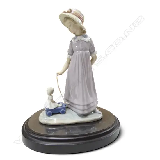 LLADRO PULLING DOLLS FIGURINE w. stand H.270mm