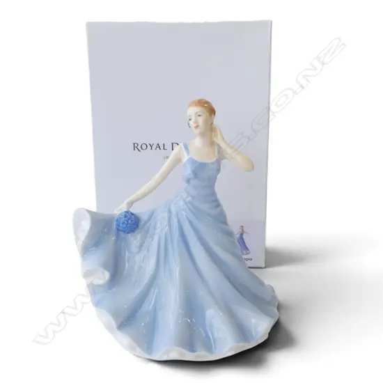 ROYAL DOULTON FLOWER OF THE MONTH OCTOBER HYDRANGEA PORCELAIN FIGURINE 170h mm