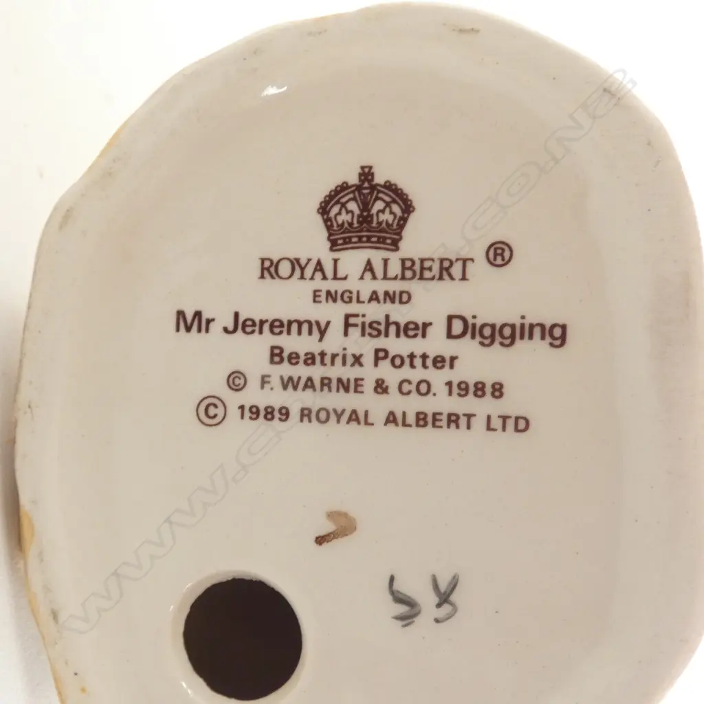 ROYAL ALBERT BEATRIX POTTER 'MR JEREMY FISHER DIGGING', H.100mm, H.120mm, 1988-1994 Image 1++