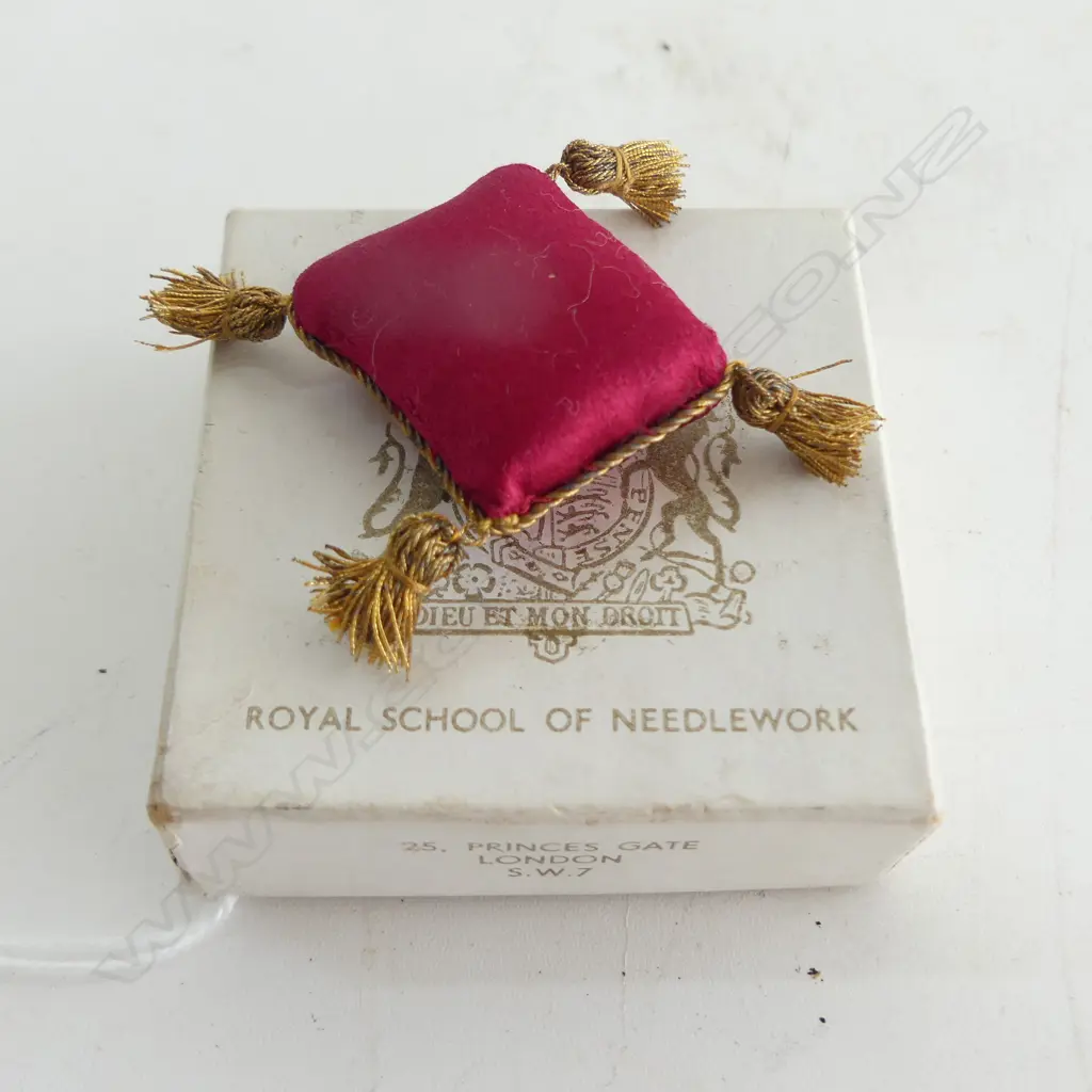 QEII 1953 CORONATION ROYAL SCHOOL OF NEEDLEWORK NEEDLE CLEANER IN BOX, L.60MM (BOX) Image 1++