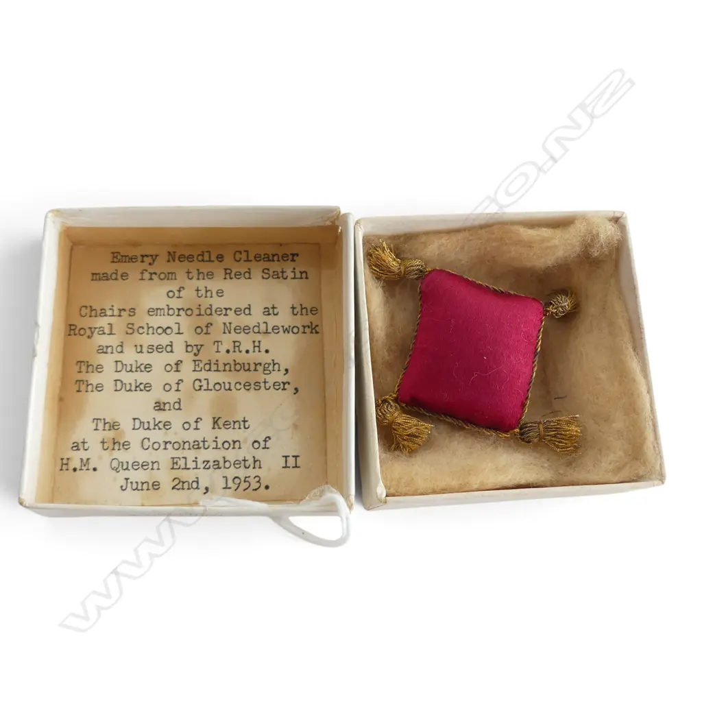 QEII 1953 CORONATION ROYAL SCHOOL OF NEEDLEWORK NEEDLE CLEANER IN BOX, L.60MM (BOX) Image 1++