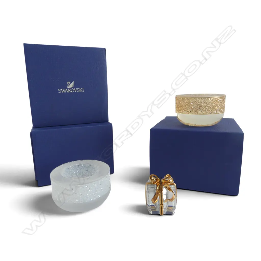 6 PCES SWAROVSKI; 5 CANDLEHOLDERS (3 BOXED), PRESENT CLOCK Image 1++