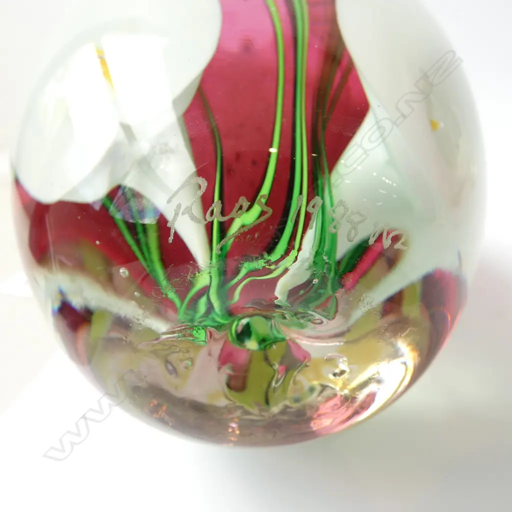 PETER RAOS, RUBY / WHITE LILY VASE, SIGNED & DATED 1988 NZ H.150mm Image 1++
