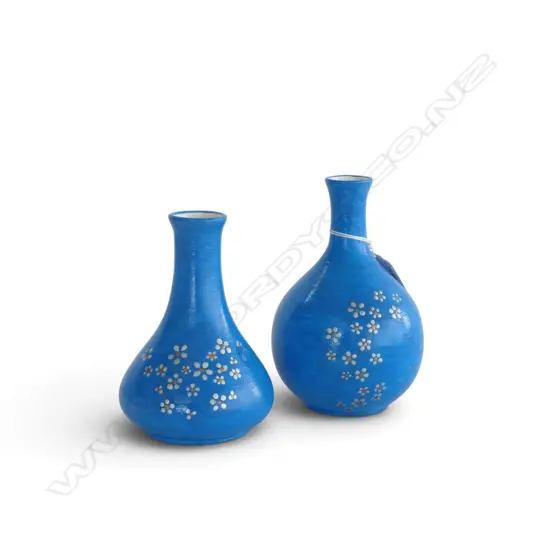 2 KEUM SUN LEE BLUE VASES w DAISYS, H.155/135mm 
