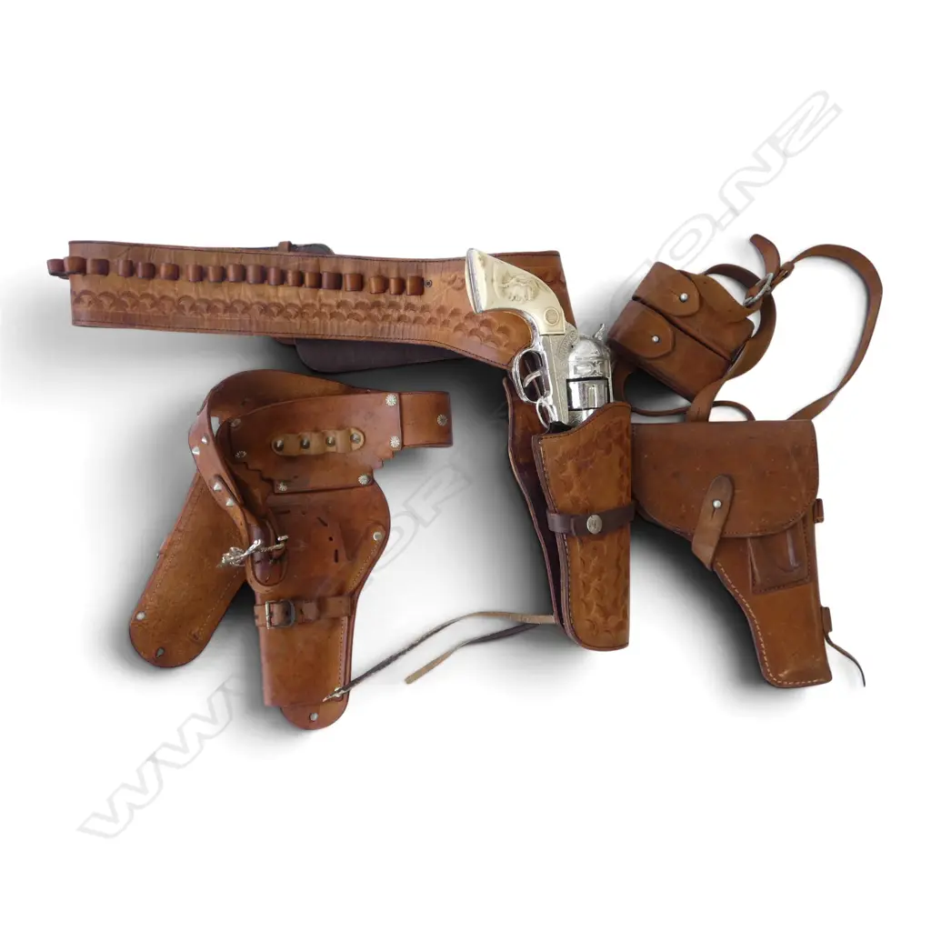 3 LEATHER GUN HOLSTER BELTS + TOY PISTOL Image 1++