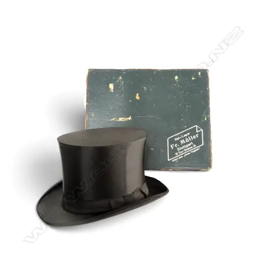 ANTIQUE COLLAPSIBLE TOP HAT ‘FR. MULLER STUTTGART’ ORIGINAL BOX, H.160MM L.300MM