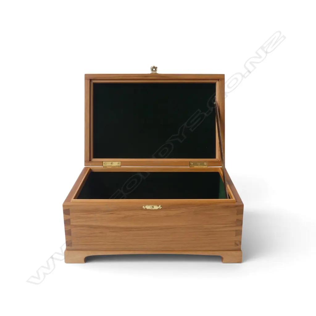 HAND MADE VELVET LINED HEART RIMU BOX W.310mm Image 1++