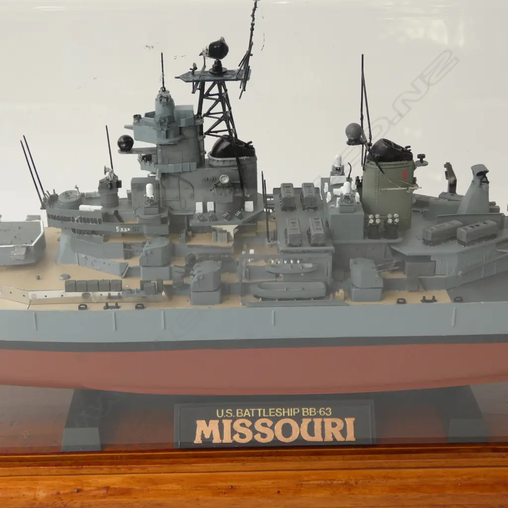 CASED MODEL BATTLESHIP BB-63 MISSOURI L.850mm Image 1++