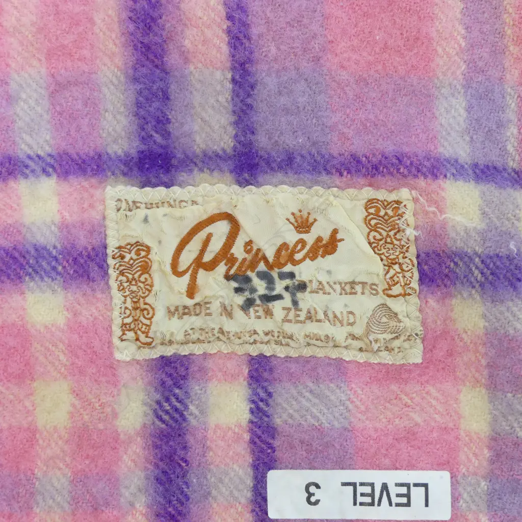 2 PINK WOOL BLANKETS (1 w. ONEHUNGA PRINCESS LABEL) Image 1++