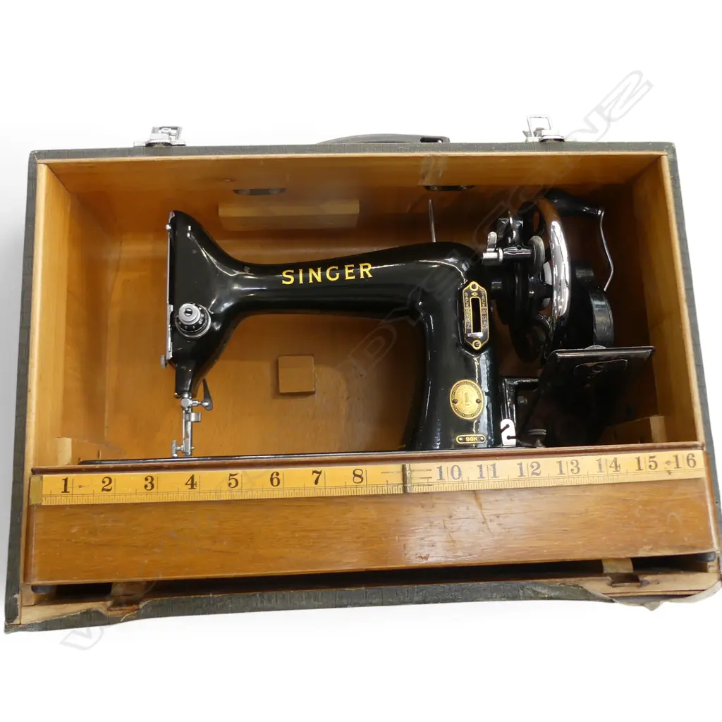 CASED SINGER SEWING MACHINE Image 1++