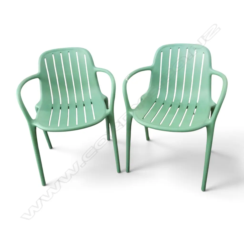 PR GREEN PLASTIC OUTDOOR DINING CHAIRS Image 1++