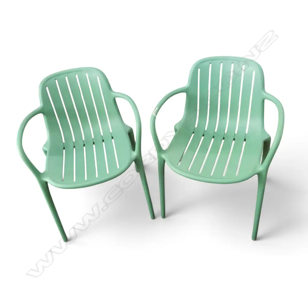 PR GREEN PLASTIC OUTDOOR DINING CHAIRS Image 1++