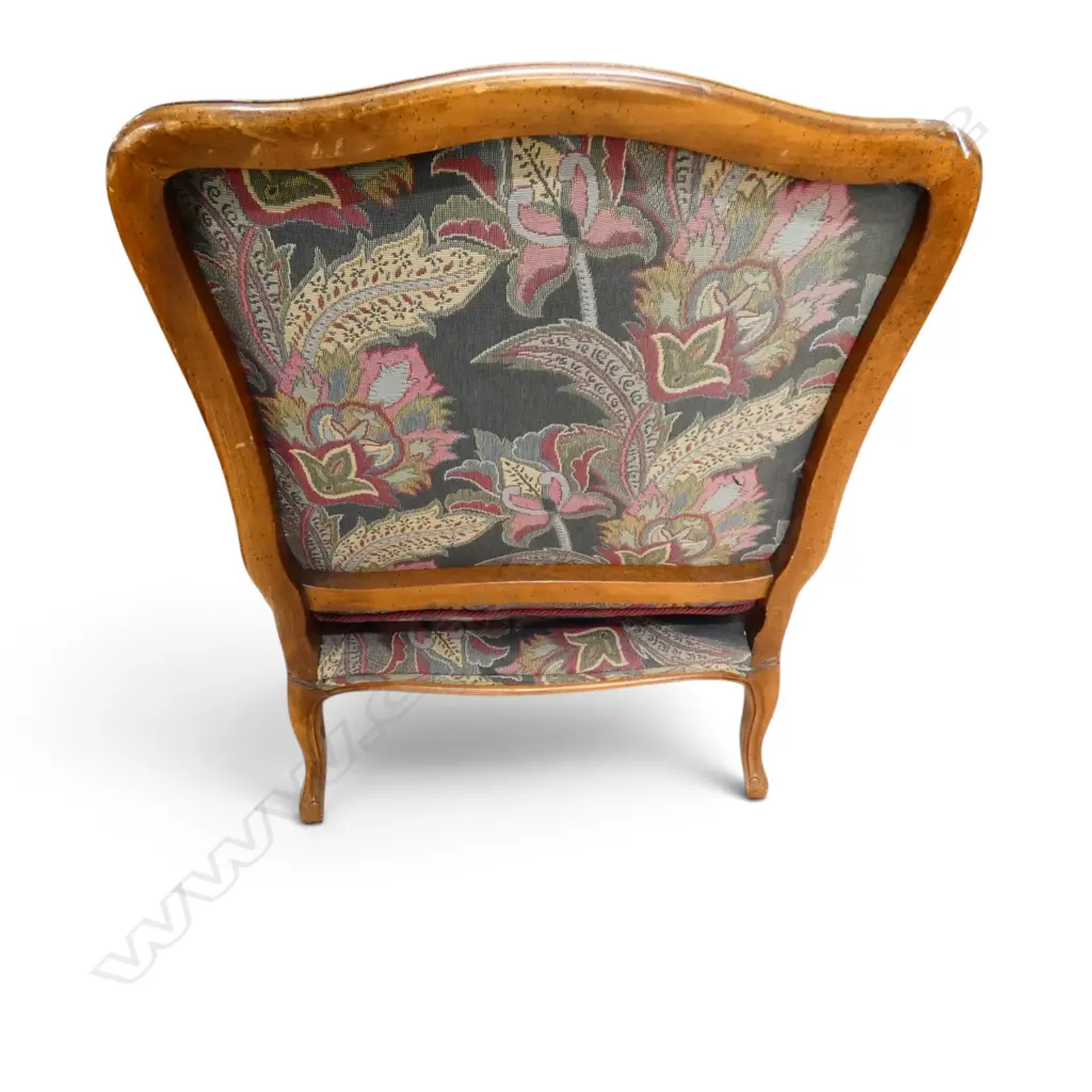 VINTAGE FRENCH-STYLE ARMCHAIR WITH A CARVED WOOD FRAME AND PATTERNED FLORAL TAPESTRY UPHOLSTERY Image 1++