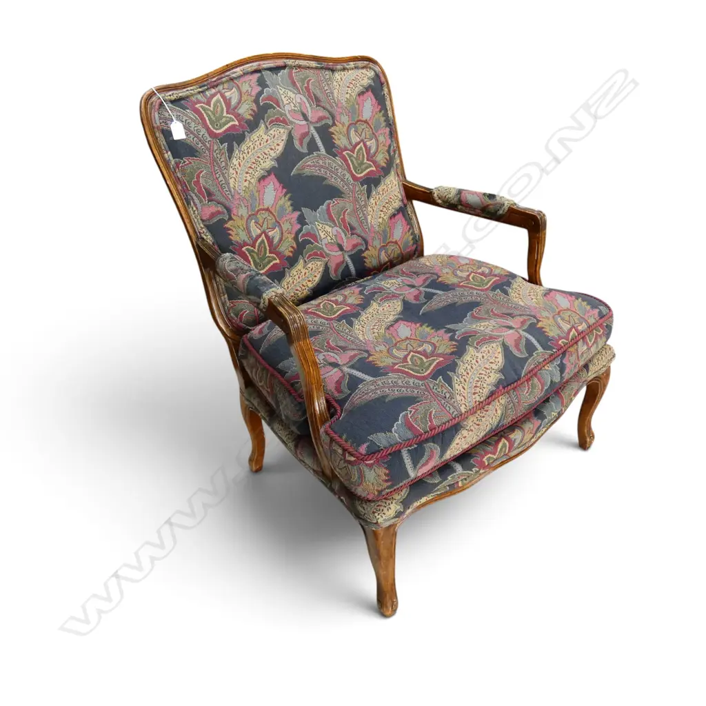 VINTAGE FRENCH-STYLE ARMCHAIR WITH A CARVED WOOD FRAME AND PATTERNED FLORAL TAPESTRY UPHOLSTERY Image 1++