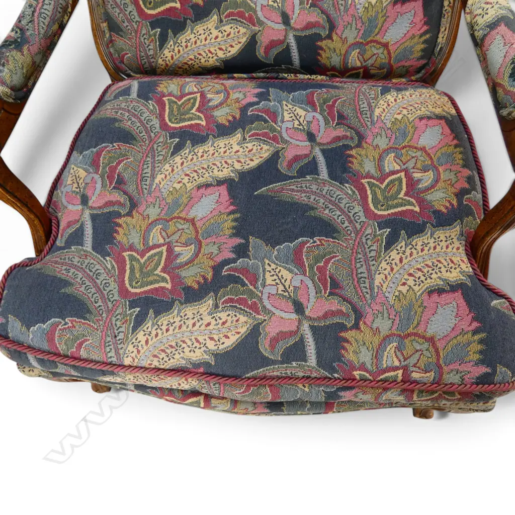 VINTAGE FRENCH-STYLE ARMCHAIR WITH A CARVED WOOD FRAME AND PATTERNED FLORAL TAPESTRY UPHOLSTERY Image 1++