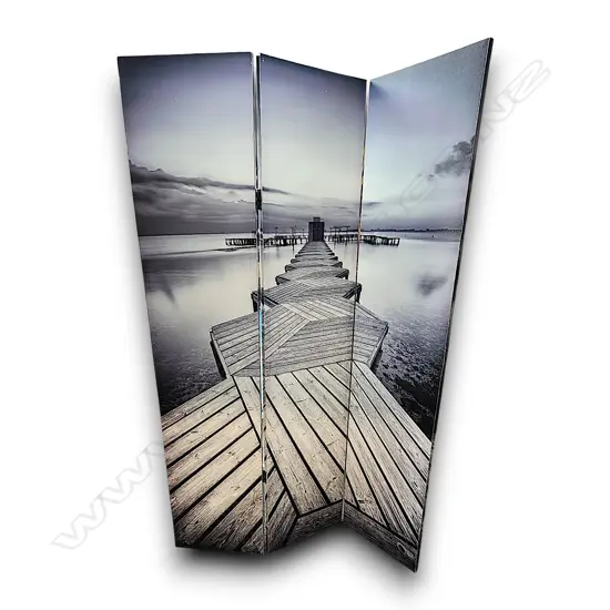 THREE-PANEL FOLDING ROOM DIVIDER FEATURING A BLACK-AND-WHITE CANVAS PRINT OF A WOODEN PIER 1800H x 1220