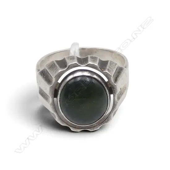 VINTAGE STYLISH STG SILVER & POUNAMU RING cog type mount SIZE R