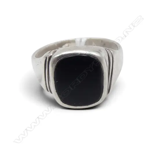 STG SILVER & BLACK ONYX RING 7.3gms SIZE T