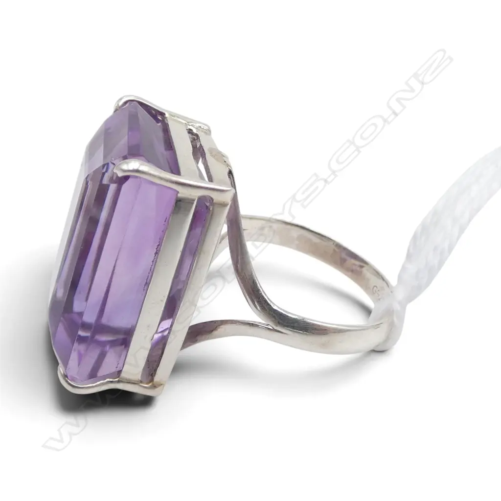 SILVER LRG EMERALD CUT AMETHYST RING SIZE Q Image 1++