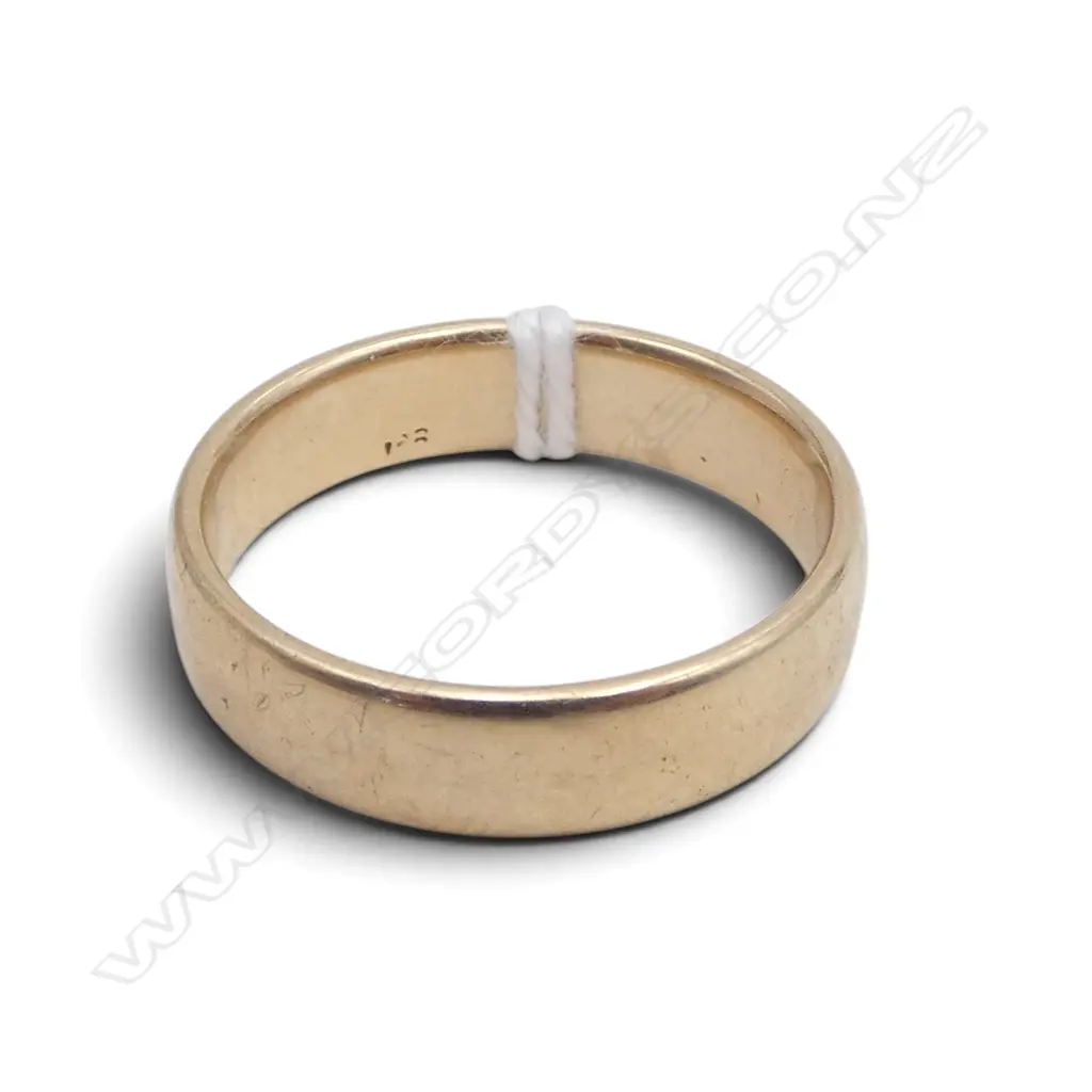 9ct GOLD BAND RING 4.8gms SIZE R Image 1++