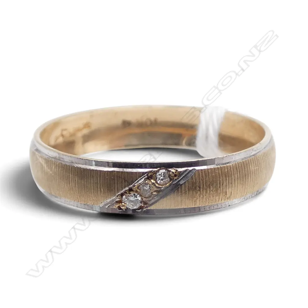 10ct GOLD BAND RING w 3 diamonds 1.34gms SIZE P Image 1++