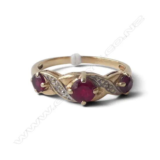 9CT  CREATED RED RUBY STONE & 2 small diamonds RING, 2gms SIZE O