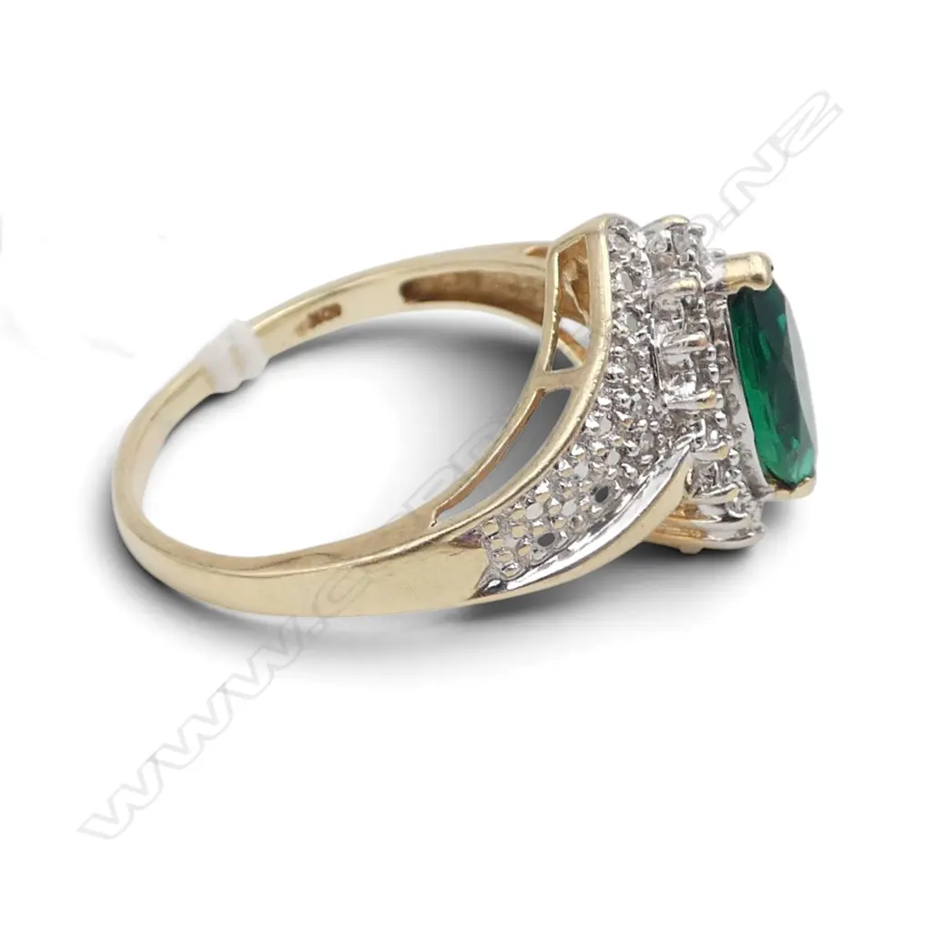 10ct GOLD & LAB GROWN EMERALD  AND SMALL DIAMONDS RING 4gms SIZE S Image 1++