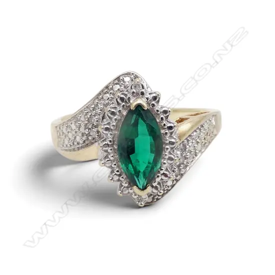 10ct GOLD & LAB GROWN EMERALD  AND SMALL DIAMONDS RING 4gms SIZE S