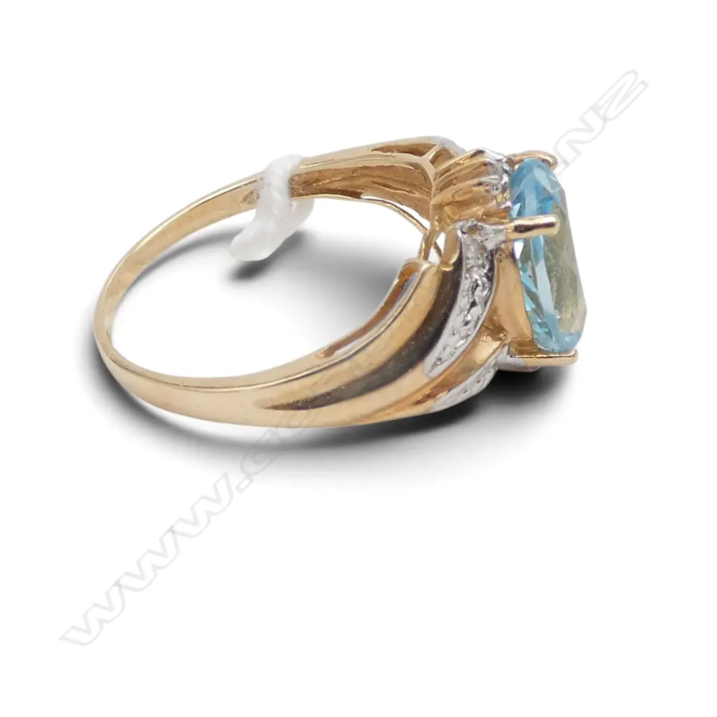10ct GOLD & BLUE TOPAZ RING 2.7gms SIZE M Image 1++
