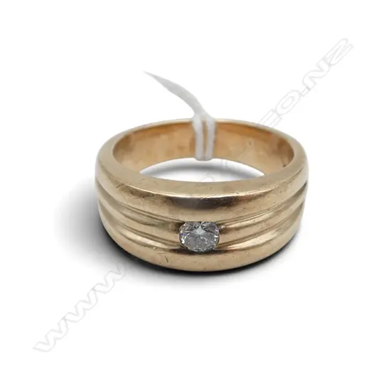 9ct DIAMOND RING, 13.9gms Diamond size estimate  0.30 ct. SIZE W
