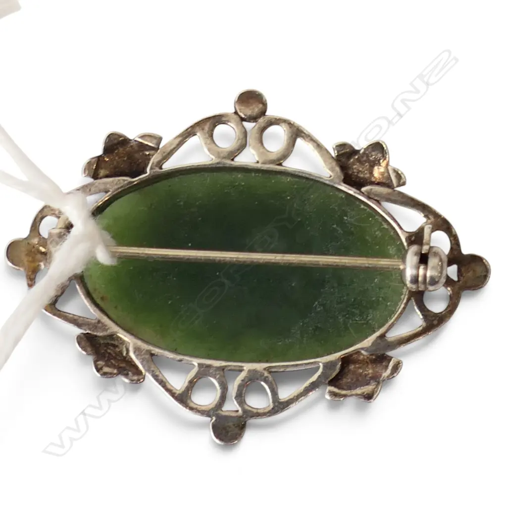 SILVER AND POUNAMU BROOCH Image 1++
