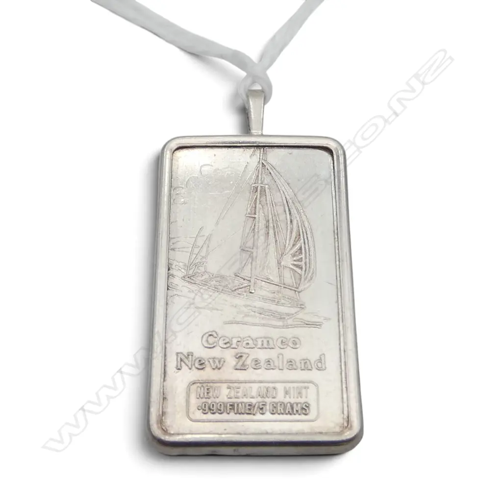 999 SILVER CERAMCA 5GM INGOT PENDANT WITH SURROUND NZ MINT TOTAL WEIGHT 5.5GMS Image 1++