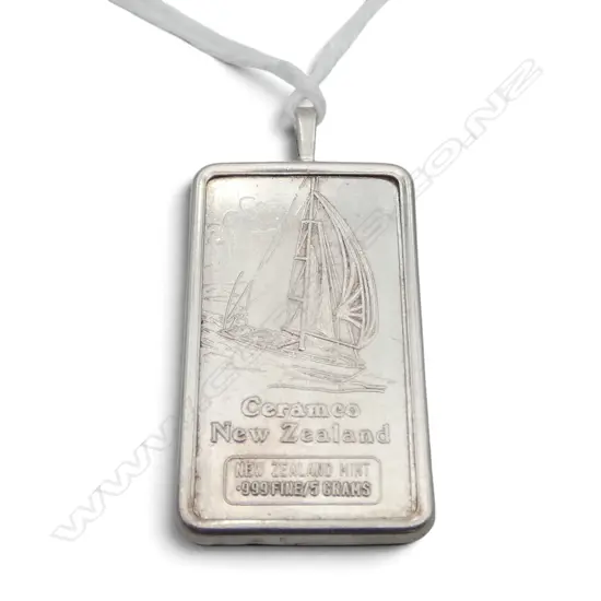 999 SILVER CERAMCA 5GM INGOT PENDANT WITH SURROUND NZ MINT TOTAL WEIGHT 5.5GMS