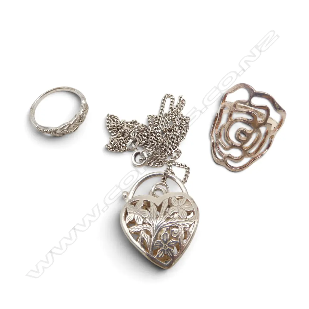 HEART PENDANT ON S/SILVER CHAIN & 2 S/SILVER RINGS Image 1++