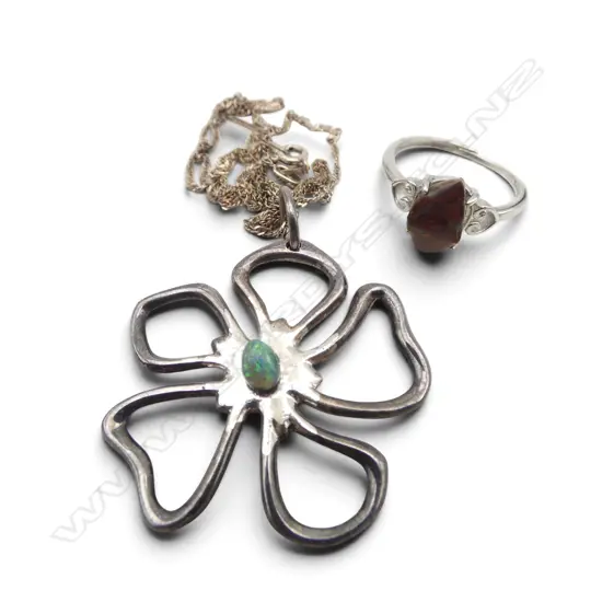 S/SILVER & OPAL PENDANT ON S/SILVER CHAIN WITH S/SILVER OPAL RING