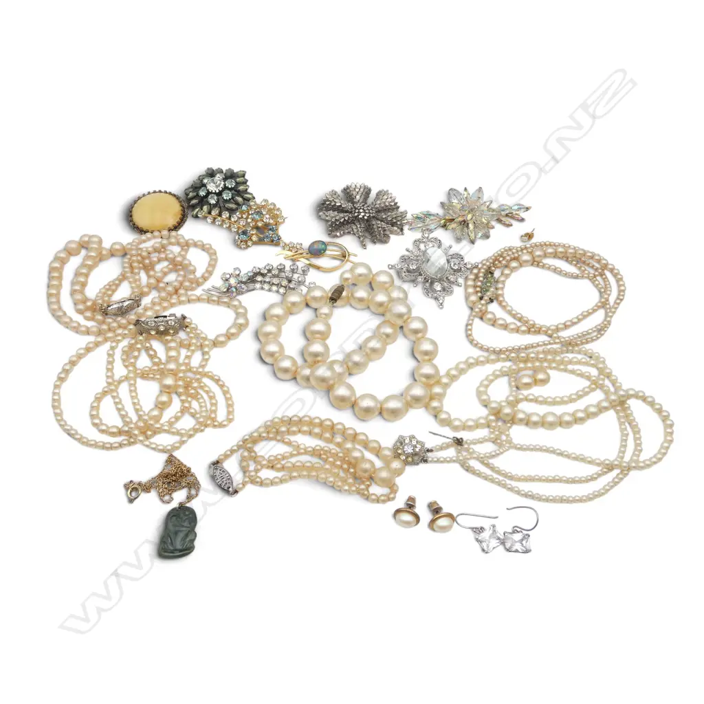 ASST. COSTUME JEWELLERY; PEARL NECKLACES, BROOCHES ETC Image 1++