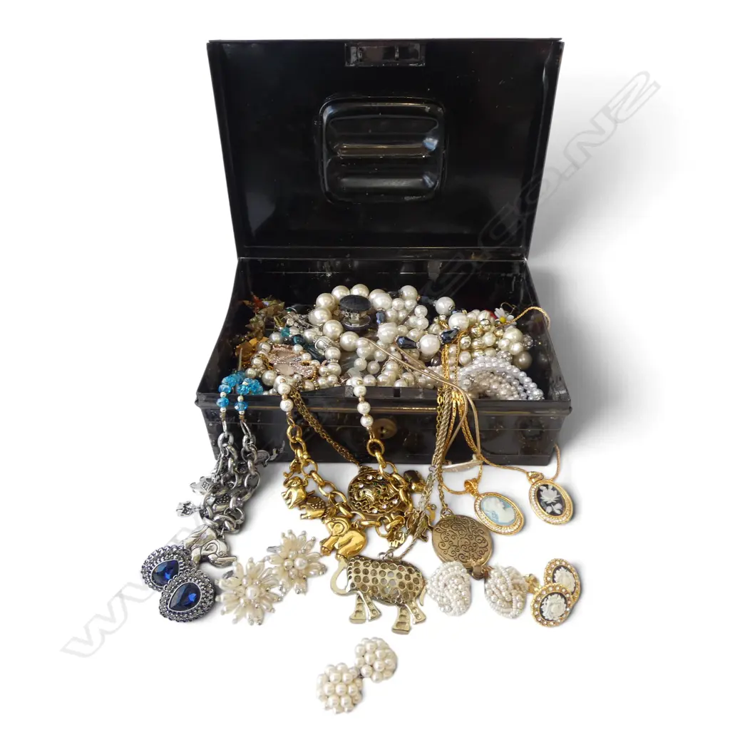 VINTAGE TIN OF ASST. COSTUME JEWELLERY Image 1++