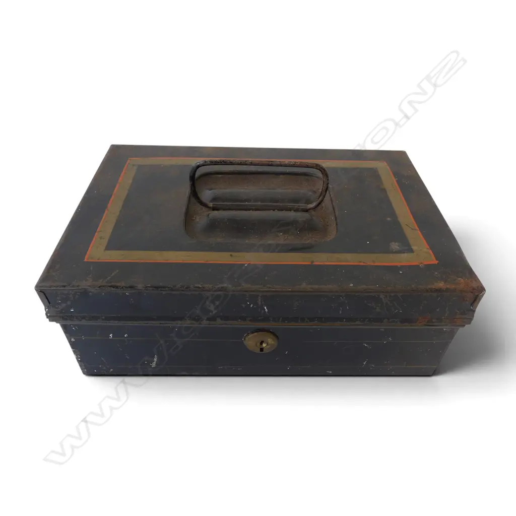 VINTAGE TIN OF ASST. COSTUME JEWELLERY Image 1++