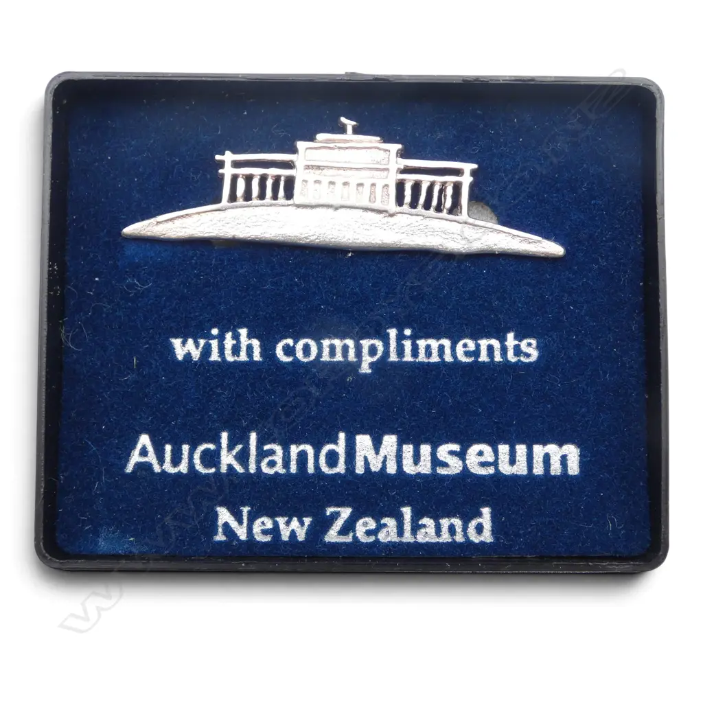 S/SILVER AUCKLAND MUSEUM BROOCH BOXED TOTAL WEIGHT 4.4GMS Image 1++