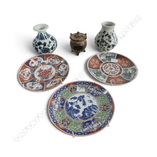 3 SMALL IMARI PLATES, 2 VASES & OTHER Dia.160mm