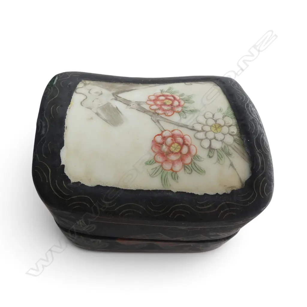 8 ORIENTAL ORNAMENTS Incl. boxes, carved hippo & elephant, etc Image 1++