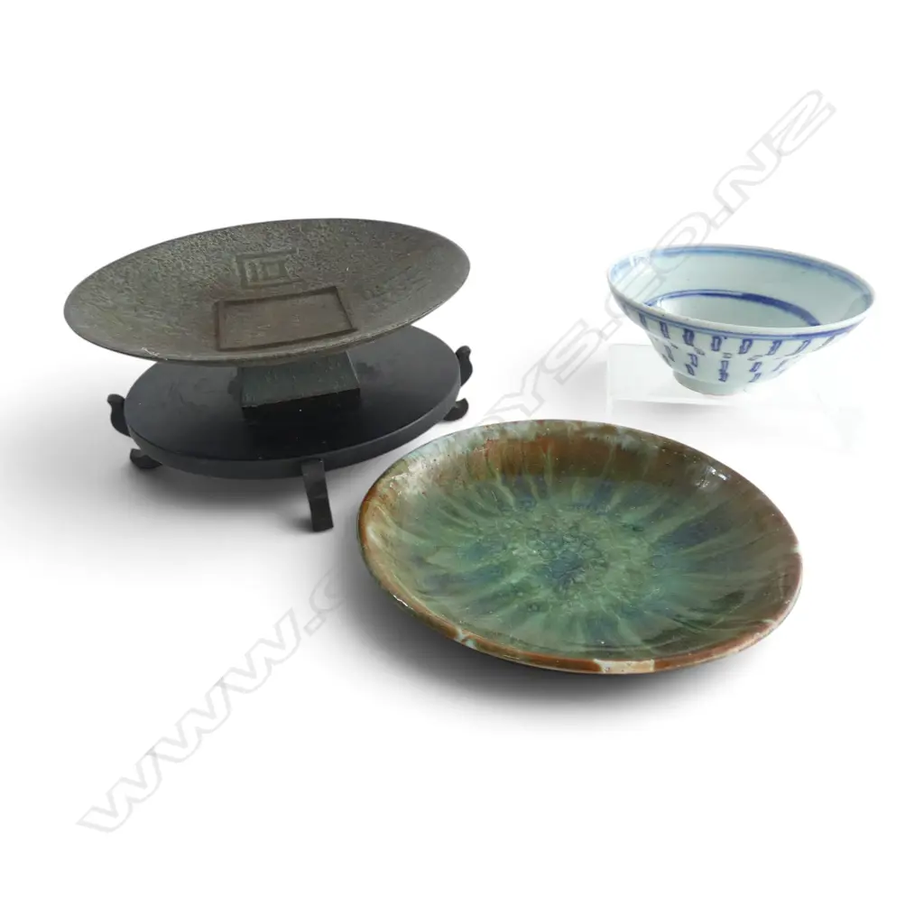 2 ORIENTAL BOWLS + CHINESE METAL DISH ON STAND Dia.245mm Image 1++