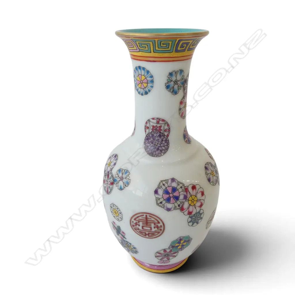 Chinese Enamel-Painted Ball Flower pattern Display Bottle Vase style of Qianlong Period. H.200mm. Image 1++