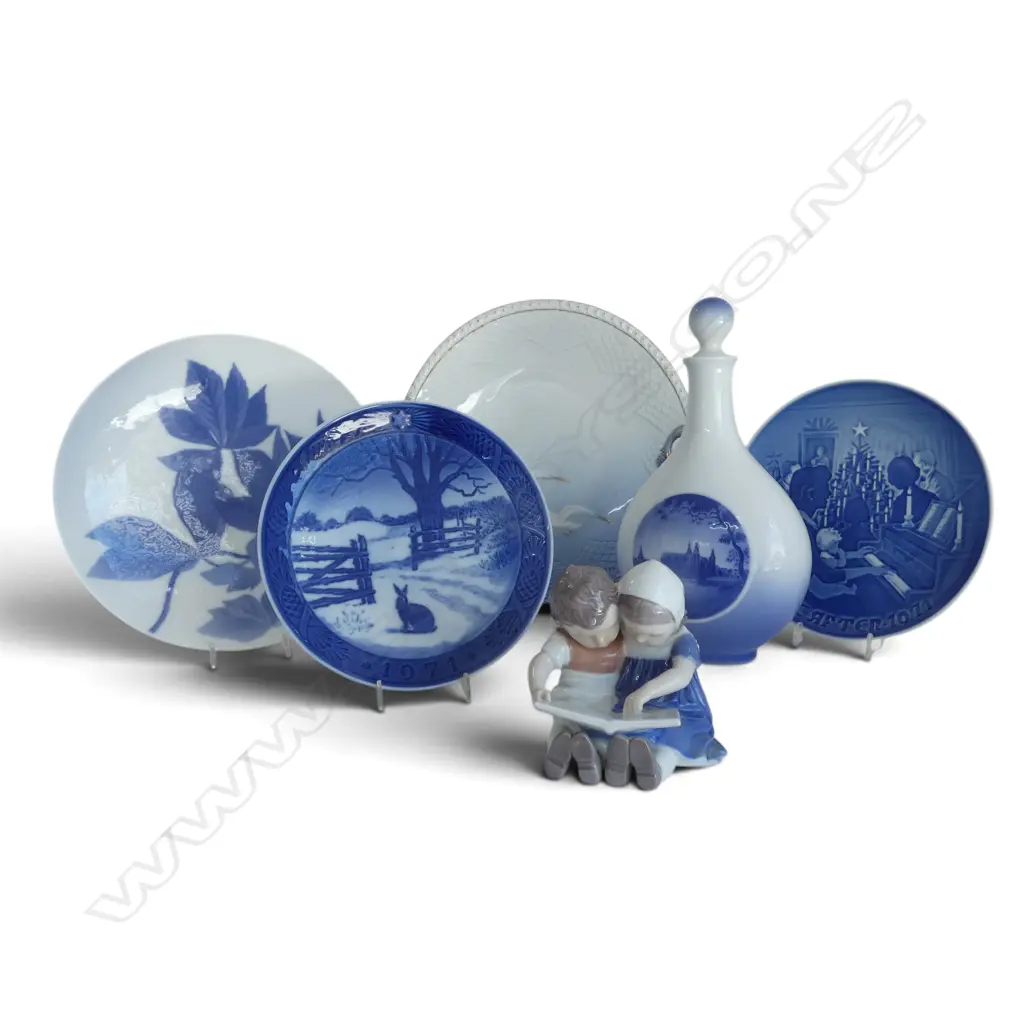 6 PCES ROYAL COPENHAGEN CHINA INCL. BOTTLE w. STOPPER H.240mm Image 1++