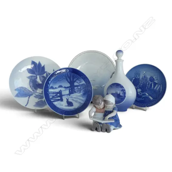 6 PCES ROYAL COPENHAGEN CHINA INCL. BOTTLE w. STOPPER H.240mm