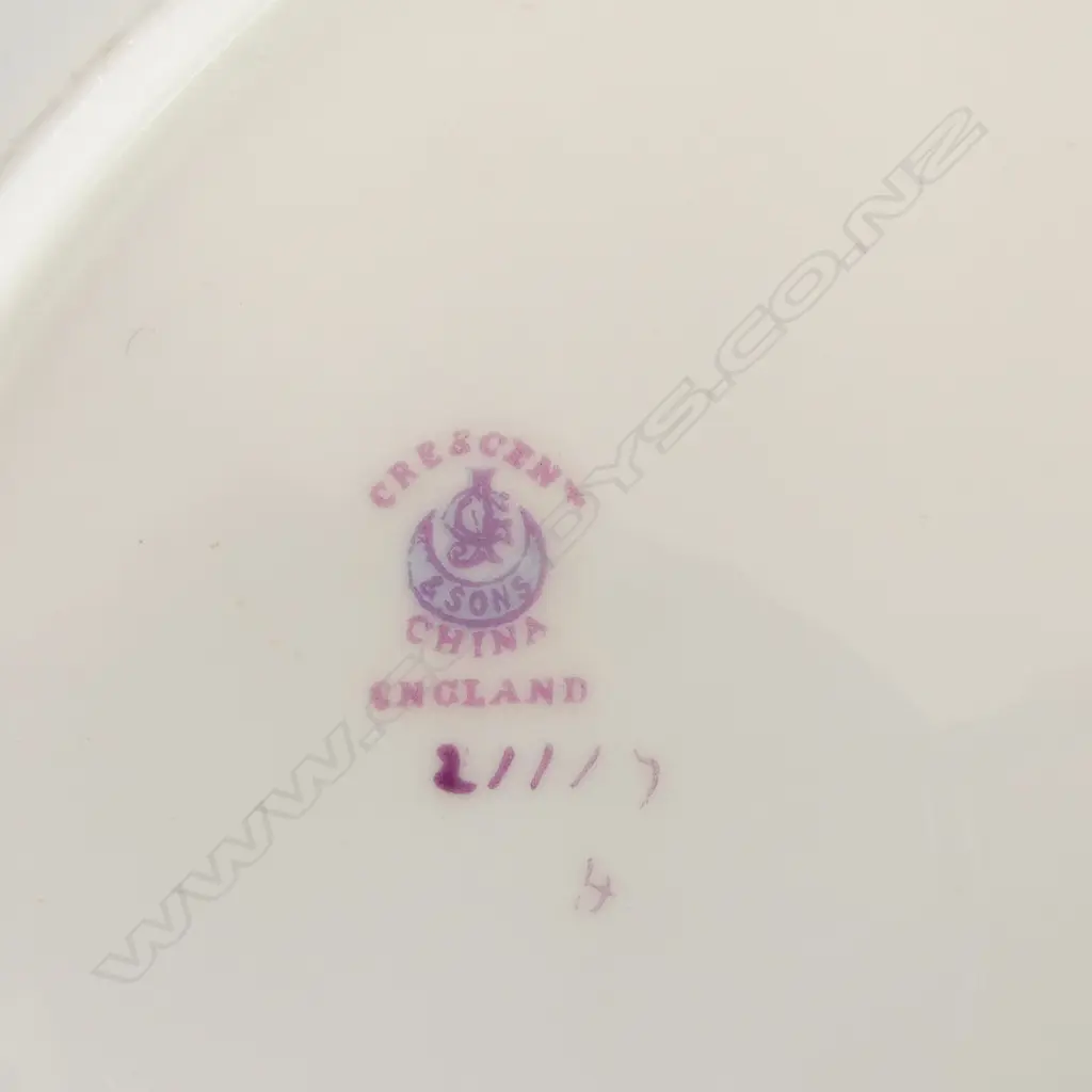 VICTORIAN MILK GLASS HAND DISH L180MM & 2 VICT WALL PLATES DIA200MM Image 1++