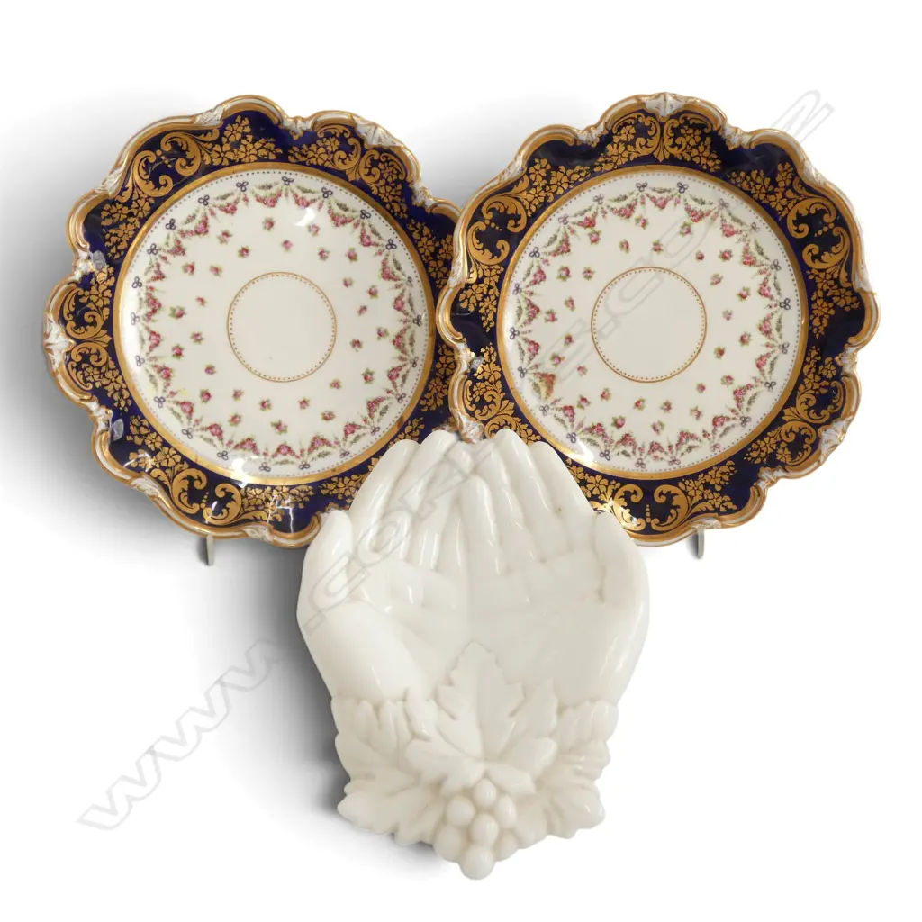 VICTORIAN MILK GLASS HAND DISH L180MM & 2 VICT WALL PLATES DIA200MM Image 1++