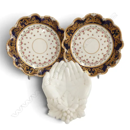 VICTORIAN MILK GLASS HAND DISH L180MM & 2 VICT WALL PLATES DIA200MM