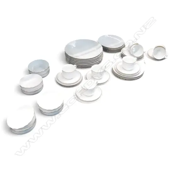 TIRSCHENEUTH 8 PLACE DINNER SERVICE